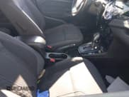 ✅ 2014 Ford Fiesta SE • VIN: 3FADP4EJ2EM188827 • Lot: 43241415. Wystawiony na IAAI z przebiegiem 84 034 mil. Bezpłatny archiwum sprzedaży aukcyjnych z USA i szczegółowy raport historii pojazdu na DreamBid. Zdjęcie 5.