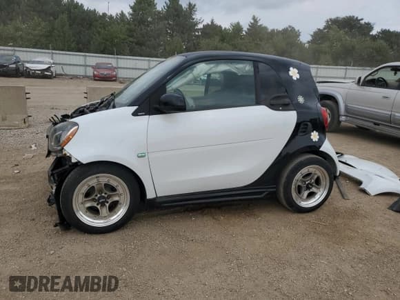 ✅ 2016 Smart fortwo Prime • VIN: WMEFJ5DA4GK054621 • Lot: 68703105. Wystawiony na Copart z przebiegiem 70 845 mil. Bezpłatny archiwum sprzedaży aukcyjnych z USA i szczegółowy raport historii pojazdu na DreamBid. Zdjęcie 1.