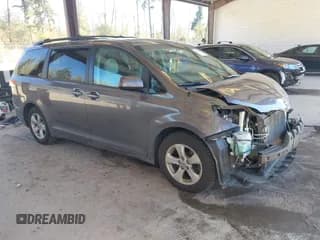✅ 2012 Toyota Sienna LE • VIN: 5TDKK3DC6CS247694 • Lot: 43395189. Wystawiony na IAAI z przebiegiem 133 968 mil. Bezpłatny archiwum sprzedaży aukcyjnych z USA i szczegółowy raport historii pojazdu na DreamBid. Zdjęcie 1.