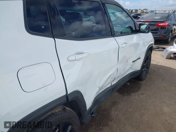 ✅ 2022 Jeep Compass Latitude • VIN: 3C4NJCBB6NT213502 • Lot: 41949094. Listed on IAAI with 11,090 mi. Free auction sales archive from the USA and detailed vehicle history report at DreamBid. Image 6.