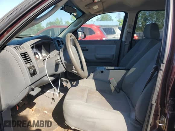 2005 Dodge Dakota ST z VIN 1D7HW28K95S363689, wystawiony jako Copart lot #60619324 z przebiegiem 175 854 mil mil oraz Szkoda całkowita • Salvage title. Historia ofert i sprzedaży dostępna na DreamBid. Obrazek 7.