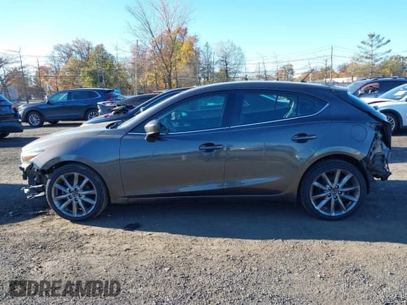 ✅ 2018 Mazda 3 Touring • VIN: 3MZBN1L38JM196030 • Lot: 43612362. Wystawiony na IAAI z przebiegiem 85 287 mil. Bezpłatny archiwum sprzedaży aukcyjnych z USA i szczegółowy raport historii pojazdu na DreamBid. Zdjęcie 14.
