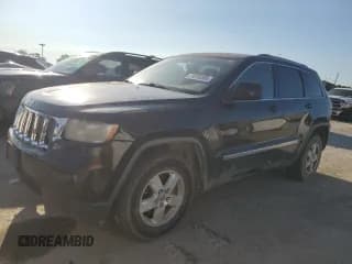 ✅ 2012 Jeep Grand Cherokee Laredo • VIN: 1C4RJFAG2CC128956 • Lot: 71070205. Wystawiony na Copart z przebiegiem 134 835 mil. Bezpłatny archiwum sprzedaży aukcyjnych z USA i szczegółowy raport historii pojazdu na DreamBid. Zdjęcie 1.