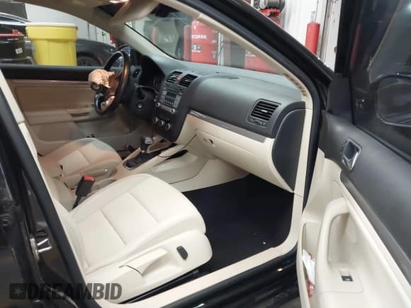 ✅ 2010 Volkswagen Jetta SE • VIN: 3VWRZ7AJ2AM161345 • Lot: 43163111. Listed on IAAI with 100,166 mi. Free auction sales archive from the USA and detailed vehicle history report at DreamBid. Image 5.