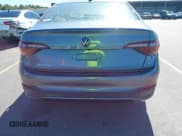 ✅ 2024 Volkswagen Jetta S • VIN: 3VW5M7BU9RM084099 • Lot: 43398298. Wystawiony na IAAI z przebiegiem 9 021 mil. Bezpłatny archiwum sprzedaży aukcyjnych z USA i szczegółowy raport historii pojazdu na DreamBid. Zdjęcie 6.