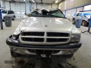 ✅ 2002 Dodge Dakota Sport • VIN: 1B7HG38NX2S509746 • Lot: 87681985. Wystawiony na Copart z przebiegiem Nie podano. Bezpłatny archiwum sprzedaży aukcyjnych z USA i szczegółowy raport historii pojazdu na DreamBid. Zdjęcie 5.