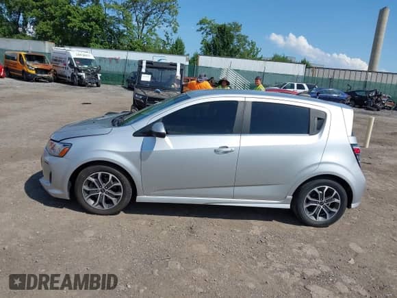 2020 Chevrolet Sonic LT z VIN 1G1JD6SB2L4103288, wystawiony jako IAAI lot #42551085 z przebiegiem 34 845 mil mil oraz . Historia ofert i sprzedaży dostępna na DreamBid. Obrazek 14.