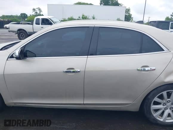 2014 Chevrolet Malibu LS z VIN 1G11A5SL4EF275986, wystawiony jako IAAI lot #42645534 z przebiegiem 173 937 mil mil oraz . Historia ofert i sprzedaży dostępna na DreamBid. Obrazek 14.