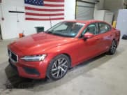 ✅ 2019 Volvo S60 Momentum • VIN: 7JRA22TK7KG015775 • Лот: 69816965. Опубликован ранее на Copart с пробегом 115 475 миль. Бесплатный доступ к архиву аукционных продаж из США и подробный отчёт об истории автомобиля на DreamBid. Изображение 1.