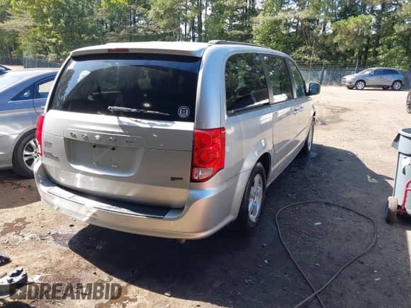 2012 Dodge Grand Caravan SXT z VIN 2C4RDGCG9CR357748, wystawiony jako IAAI lot #43318031 z przebiegiem 79 308 mil mil oraz . Historia ofert i sprzedaży dostępna na DreamBid. Obrazek 4.