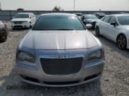 ✅ 2013 Chrysler 300 S • VIN: 2C3CCAGG4DH590058 • Lot: 60692885. Wystawiony na Copart z przebiegiem Nie podano. Bezpłatny archiwum sprzedaży aukcyjnych z USA i szczegółowy raport historii pojazdu na DreamBid. Zdjęcie 5.