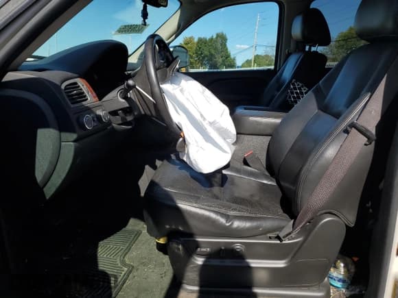 ✅ 2011 Chevrolet Tahoe LTZ • VIN: 1GNSKCE02BR194601 • Lot: 82369035. Listed on Copart with 158,255 mi. Free auction sales archive from the USA and detailed vehicle history report at DreamBid. Image 7.