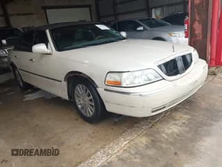 ✅ 2003 Lincoln Town Car Signature • VIN: 1LNHM82W13Y660640 • Lot: 43752384. Listed on IAAI with 237,464 mi. Free auction sales archive from the USA and detailed vehicle history report at DreamBid. Image 1.