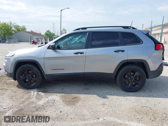 ✅ 2017 Jeep Cherokee Sport • VIN: 1C4PJMAB2HW587863 • Lot: 42463642. Listed on IAAI with 107,108 mi. Free auction sales archive from the USA and detailed vehicle history report at DreamBid. Image 14.