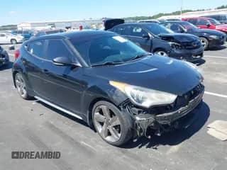 2013 Hyundai Veloster Turbo с VIN KMHTC6AE3DU152799, выставлен на аукционе IAAI как лот 43142353 с пробегом 121 931 миль миль и . История ставок и продаж доступна на DreamBid. Изображение 1.