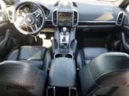 ✅ 2015 Porsche Cayenne Diesel • VIN: WP1AF2A2XFLA30711 • Lot: 85011025. Wystawiony na Copart z przebiegiem 115 197 mil. Bezpłatny archiwum sprzedaży aukcyjnych z USA i szczegółowy raport historii pojazdu na DreamBid. Zdjęcie 8.