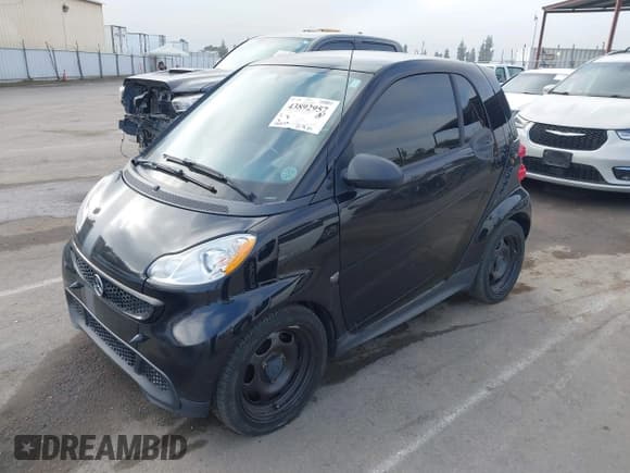 ✅ 2015 Smart fortwo Passion • VIN: WMEEJ3BA2FK820766 • Лот: 43892957. Опубликован ранее на IAAI с пробегом 143 333 миль. Бесплатный доступ к архиву аукционных продаж из США и подробный отчёт об истории автомобиля на DreamBid. Изображение 2.