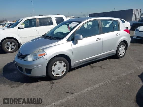✅ 2011 Nissan Versa S • VIN: 3N1BC1CP2BL469257 • Лот: 43497038. Опубликован ранее на IAAI с пробегом 108 321 миль. Бесплатный доступ к архиву аукционных продаж из США и подробный отчёт об истории автомобиля на DreamBid. Изображение 2.