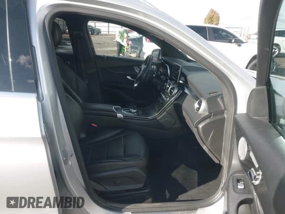 ✅ 2017 Mercedes-Benz GLC 300 • VIN: WDC0G4KB7HF143192 • Lot: 43598977. Wystawiony na IAAI z przebiegiem 117 666 mil. Bezpłatny archiwum sprzedaży aukcyjnych z USA i szczegółowy raport historii pojazdu na DreamBid. Zdjęcie 5.