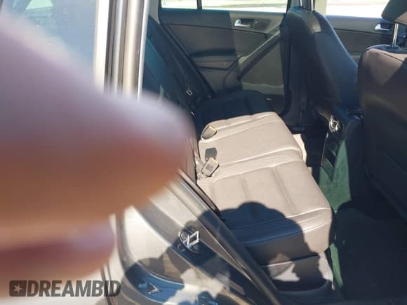 ✅ 2014 Volkswagen Tiguan S • VIN: WVGBV3AX5EW560328 • Lot: 43413983. Wystawiony na IAAI z przebiegiem 122 639 mil. Bezpłatny archiwum sprzedaży aukcyjnych z USA i szczegółowy raport historii pojazdu na DreamBid. Zdjęcie 7.