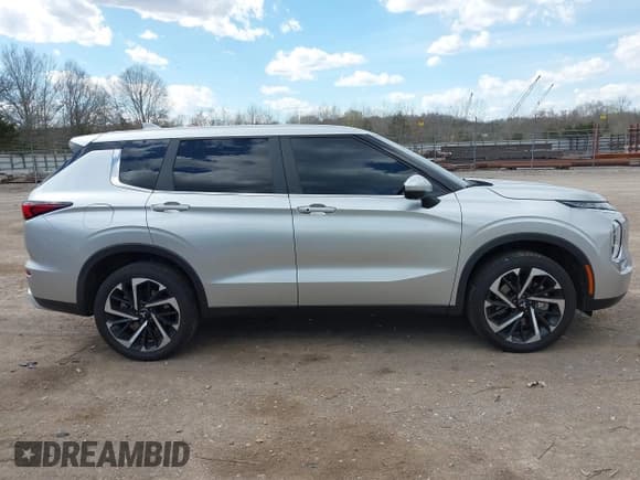 ✅ 2023 Mitsubishi Outlander SE • VIN: JA4J4UA84PZ060982 • Lot: 41864695. Wystawiony na IAAI z przebiegiem 33 301 mil. Bezpłatny archiwum sprzedaży aukcyjnych z USA i szczegółowy raport historii pojazdu na DreamBid. Zdjęcie 13.