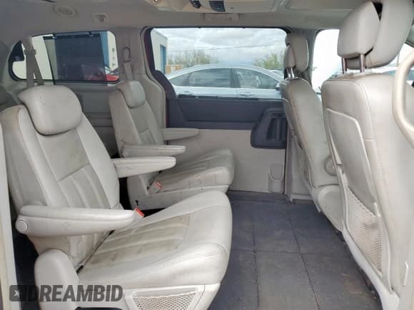 ✅ 2010 Chrysler Town & Country Touring Plus • VIN: 2A4RR8DX7AR358376 • Lot: 71055945. Wystawiony na Copart z przebiegiem 249 295 mil. Bezpłatny archiwum sprzedaży aukcyjnych z USA i szczegółowy raport historii pojazdu na DreamBid. Zdjęcie 11.