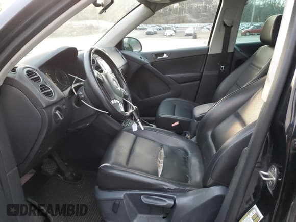 ✅ 2012 Volkswagen Tiguan S • VIN: WVGBV7AXXCW593300 • Lot: 92845815. Wystawiony na Copart z przebiegiem 124 878 mil. Bezpłatny archiwum sprzedaży aukcyjnych z USA i szczegółowy raport historii pojazdu na DreamBid. Zdjęcie 7.