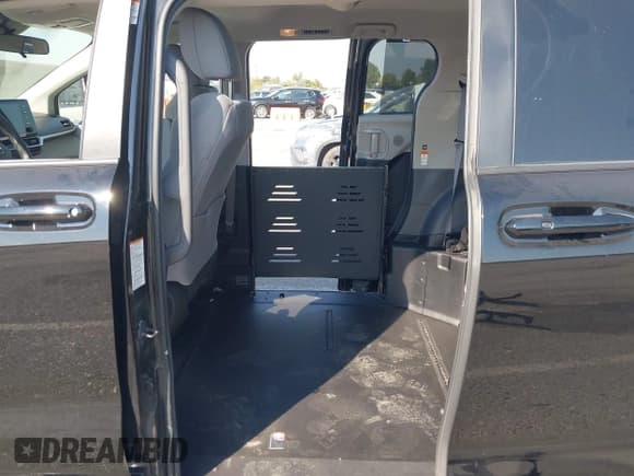 ✅ 2024 Toyota Sienna LE • VIN: 5TDKRKEC6RS206107 • Lot: 43438626. Listed on IAAI with 10,377 mi. Free auction sales archive from the USA and detailed vehicle history report at DreamBid. Image 8.