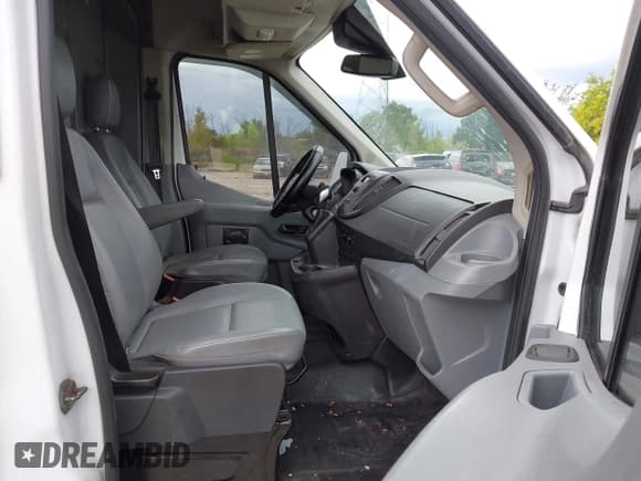 ✅ 2018 Ford Transit • VIN: 1FTYR2XM3JKA61961 • Lot: 43261831. Wystawiony na IAAI z przebiegiem 278 043 mil. Bezpłatny archiwum sprzedaży aukcyjnych z USA i szczegółowy raport historii pojazdu na DreamBid. Zdjęcie 5.