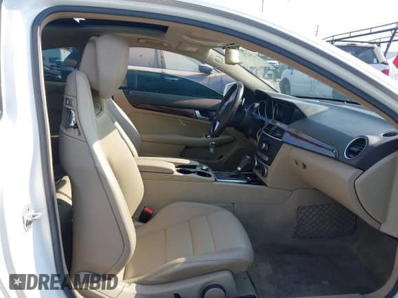 ✅ 2014 Mercedes-Benz C 250 • VIN: WDDGJ4HB8EG288931 • Lot: 42744468. Wystawiony na IAAI z przebiegiem 127 107 mil. Bezpłatny archiwum sprzedaży aukcyjnych z USA i szczegółowy raport historii pojazdu na DreamBid. Zdjęcie 5.