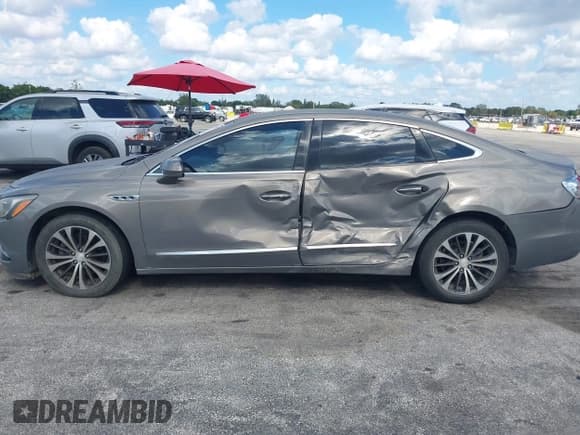 ✅ 2017 Buick LaCrosse Premium • VIN: 1G4ZR5SS9HU161178 • Lot: 43798441. Wystawiony na IAAI z przebiegiem Nie podano. Bezpłatny archiwum sprzedaży aukcyjnych z USA i szczegółowy raport historii pojazdu na DreamBid. Zdjęcie 6.