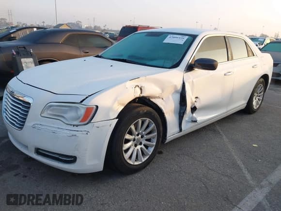 ✅ 2012 Chrysler 300 • VIN: 2C3CCAAG2CH261530 • Лот: 43806426. Опубликован ранее на IAAI с пробегом 178 442 миль. Бесплатный доступ к архиву аукционных продаж из США и подробный отчёт об истории автомобиля на DreamBid. Изображение 2.