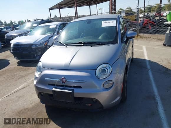 ✅ 2019 FIAT 500e • VIN: 3C3CFFGE0KT773500 • Lot: 43001127. Wystawiony na IAAI z przebiegiem 55 042 mil. Bezpłatny archiwum sprzedaży aukcyjnych z USA i szczegółowy raport historii pojazdu na DreamBid. Zdjęcie 12.