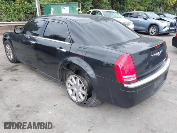 ✅ 2009 Chrysler 300 C Hemi • VIN: 2C3LA63T59H580961 • Лот: 43235420. Опубликован ранее на IAAI с пробегом 167 886 миль. Бесплатный доступ к архиву аукционных продаж из США и подробный отчёт об истории автомобиля на DreamBid. Изображение 3.
