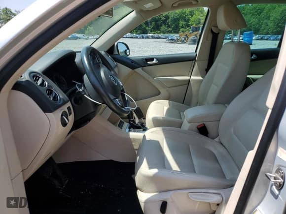 ✅ 2012 Volkswagen Tiguan LE • VIN: WVGAV7AX4CW556996 • Lot: 59082515. Listed on Copart with 131,394 mi. Free auction sales archive from the USA and detailed vehicle history report at DreamBid. Image 7.