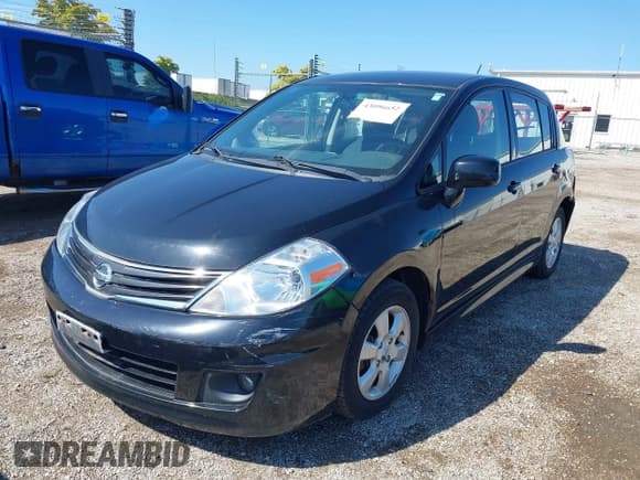 ✅ 2011 Nissan Versa S • VIN: 3N1BC1CPXBL372193 • Lot: 43096652. Wystawiony na IAAI z przebiegiem 79 318 mil. Bezpłatny archiwum sprzedaży aukcyjnych z USA i szczegółowy raport historii pojazdu na DreamBid. Zdjęcie 2.