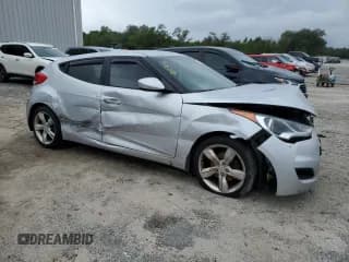 ✅ 2013 Hyundai Veloster w/Gray Int • VIN: KMHTC6AD5DU150401 • Lot: 70595914. Wystawiony na Copart z przebiegiem 140 541 mil. Bezpłatny archiwum sprzedaży aukcyjnych z USA i szczegółowy raport historii pojazdu na DreamBid. Zdjęcie 4.