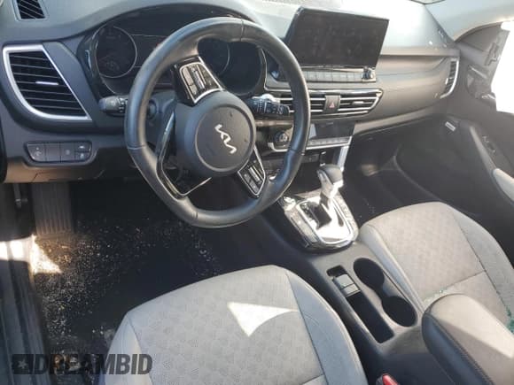 ✅ 2022 Kia Seltos SX • VIN: KNDETCA21N7293923 • Lot: 90654215. Wystawiony na Copart z przebiegiem 35 314 mil. Bezpłatny archiwum sprzedaży aukcyjnych z USA i szczegółowy raport historii pojazdu na DreamBid. Zdjęcie 8.