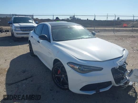 ✅ 2018 Alfa Romeo Giulia Ti Sport • VIN: ZARFAEEN9J7572787 • Лот: 41646814. Опубликован ранее на IAAI с пробегом 56 094 миль. Бесплатный доступ к архиву аукционных продаж из США и подробный отчёт об истории автомобиля на DreamBid. Изображение 1.