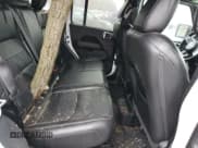 ✅ 2022 Jeep Wrangler Unlimited Sahara High Altitude • VIN: 1C4JJXP69NW228331 • Lot: 46807085. Wystawiony na Copart z przebiegiem 26 225 mil. Bezpłatny archiwum sprzedaży aukcyjnych z USA i szczegółowy raport historii pojazdu na DreamBid. Zdjęcie 11.