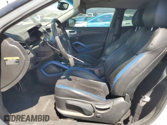 2013 Hyundai Veloster Turbo z VIN KMHTC6AE9DU108290, wystawiony jako Copart lot #70427295 z przebiegiem 215 957 mil mil oraz Czysty tytuł • Clean title. Historia ofert i sprzedaży dostępna na DreamBid. Obrazek 7.