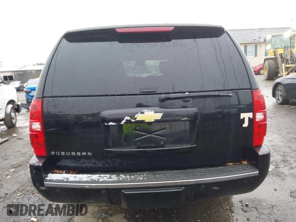 ✅ 2011 Chevrolet Suburban LTZ • VIN: 1GNSKKE32BR399047 • Lot: 43716916. Listed on IAAI with 128,196 mi. Free auction sales archive from the USA and detailed vehicle history report at DreamBid. Image 15.