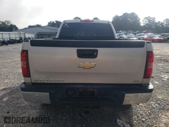 ✅ 2008 Chevrolet Silverado 2500HD LTZ • VIN: 1GCHK236X8F224961 • Lot: 85356695. Wystawiony na Copart z przebiegiem 273 082 mil. Bezpłatny archiwum sprzedaży aukcyjnych z USA i szczegółowy raport historii pojazdu na DreamBid. Zdjęcie 6.