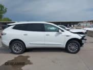 ✅ 2022 Buick Enclave Essence • VIN: 5GAERBKW6NJ113463 • Lot: 42171996. Wystawiony na IAAI z przebiegiem 85 944 mil. Bezpłatny archiwum sprzedaży aukcyjnych z USA i szczegółowy raport historii pojazdu na DreamBid. Zdjęcie 14.