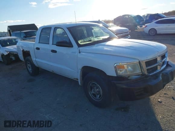 ✅ 2008 Dodge Dakota ST • VIN: 1D7HW28K48S510456 • Lot: 43663698. Wystawiony na IAAI z przebiegiem 174 852 mil. Bezpłatny archiwum sprzedaży aukcyjnych z USA i szczegółowy raport historii pojazdu na DreamBid. Zdjęcie 1.