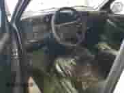 1996 Chevrolet Blazer z VIN 1GNDT13W7T2212358, wystawiony jako Copart lot #88707475 z przebiegiem 255 282 mil mil oraz Szkoda całkowita • Salvage title. Historia ofert i sprzedaży dostępna na DreamBid. Obrazek 8.