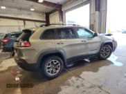 ✅ 2020 Jeep Cherokee Latitude • VIN: 1C4PJMCX6LD584414 • Lot: 70132235. Wystawiony na Copart z przebiegiem 37 601 mil. Bezpłatny archiwum sprzedaży aukcyjnych z USA i szczegółowy raport historii pojazdu na DreamBid. Zdjęcie 3.