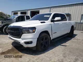 2020 Ram 1500 Big Horn z VIN 1C6SRFFT3LN241049, wystawiony jako Copart lot #61242945 z przebiegiem 55 386 mil mil oraz Szkoda całkowita • Salvage title. Historia ofert i sprzedaży dostępna na DreamBid. Obrazek 1.