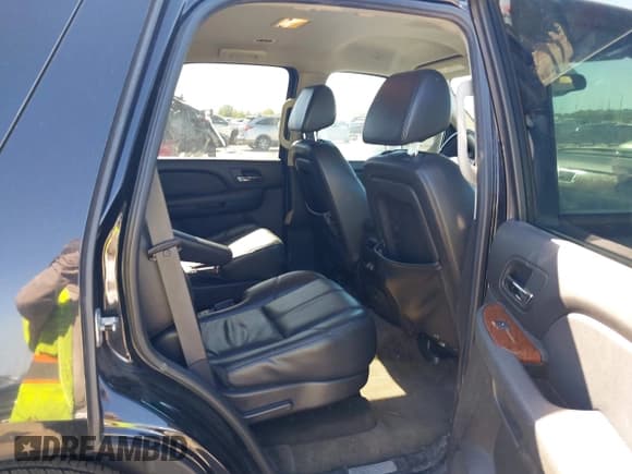 ✅ 2008 GMC Yukon SLT 4SA • VIN: 1GKFC13J38R135268 • Lot: 43620899. Listed on IAAI with 266,388 mi. Free auction sales archive from the USA and detailed vehicle history report at DreamBid. Image 8.