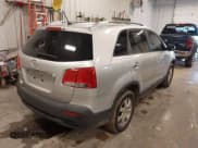 ✅ 2011 Kia Sorento LX • VIN: 5XYKT4A1XBG043952 • Lot: 43626544. Wystawiony na IAAI z przebiegiem 264 721 mil. Bezpłatny archiwum sprzedaży aukcyjnych z USA i szczegółowy raport historii pojazdu na DreamBid. Zdjęcie 4.